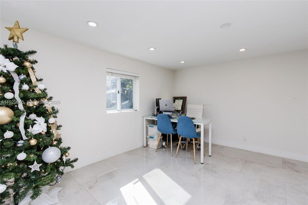 For Sale: $899,000 (3 beds, 2 baths, 1836 Square Feet)