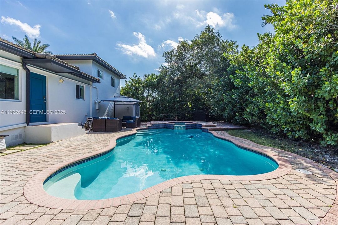 For Sale: $899,000 (3 beds, 2 baths, 1836 Square Feet)