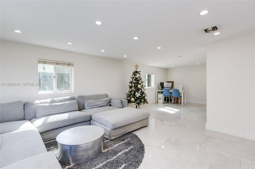 For Sale: $899,000 (3 beds, 2 baths, 1836 Square Feet)