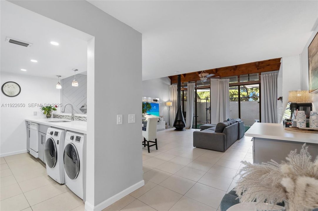 待售: $399,000 (2 贝兹, 2 浴室, 1318 平方英尺)