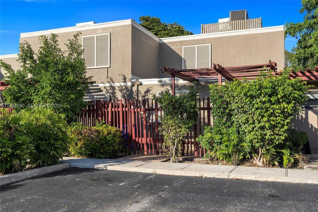 待售: $399,000 (2 贝兹, 2 浴室, 1318 平方英尺)