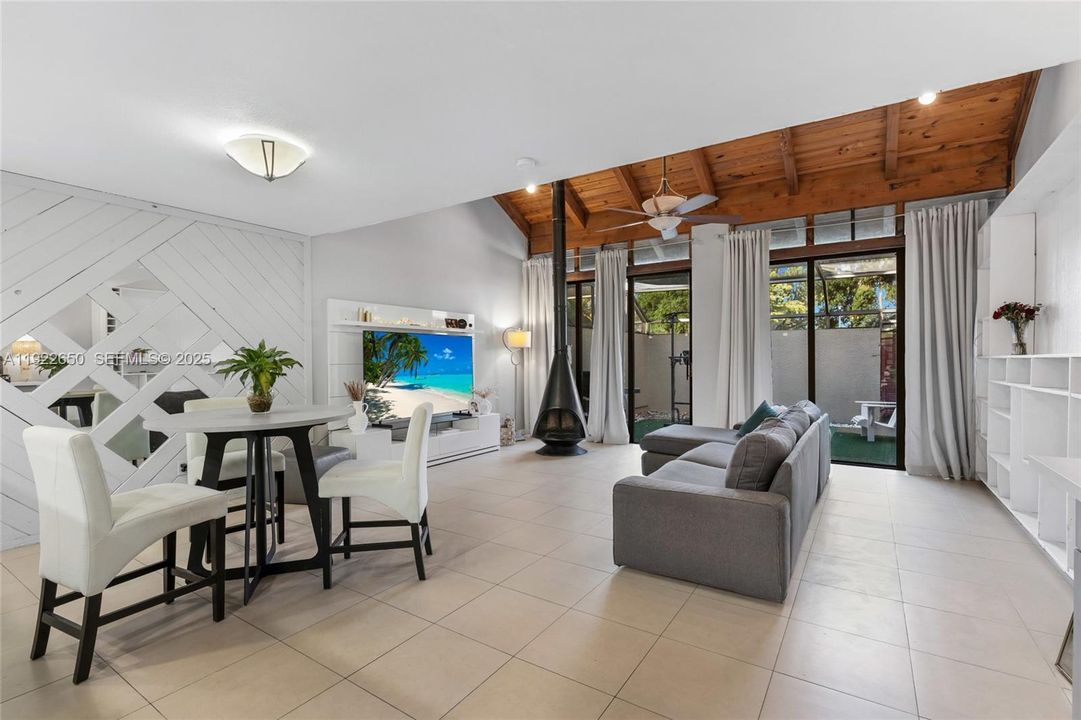 待售: $399,000 (2 贝兹, 2 浴室, 1318 平方英尺)