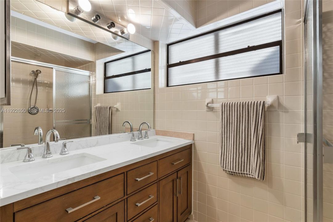 待售: $399,000 (2 贝兹, 2 浴室, 1318 平方英尺)