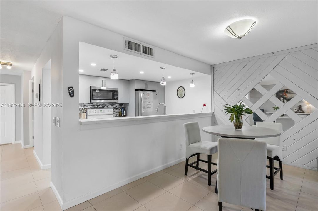 待售: $399,000 (2 贝兹, 2 浴室, 1318 平方英尺)