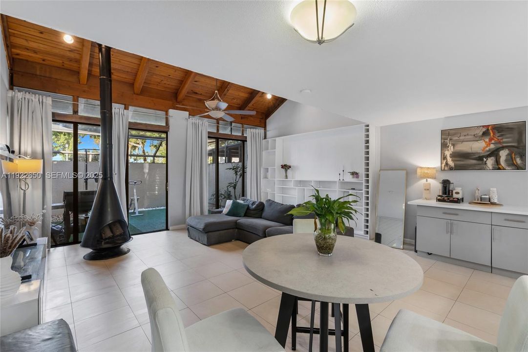 待售: $399,000 (2 贝兹, 2 浴室, 1318 平方英尺)