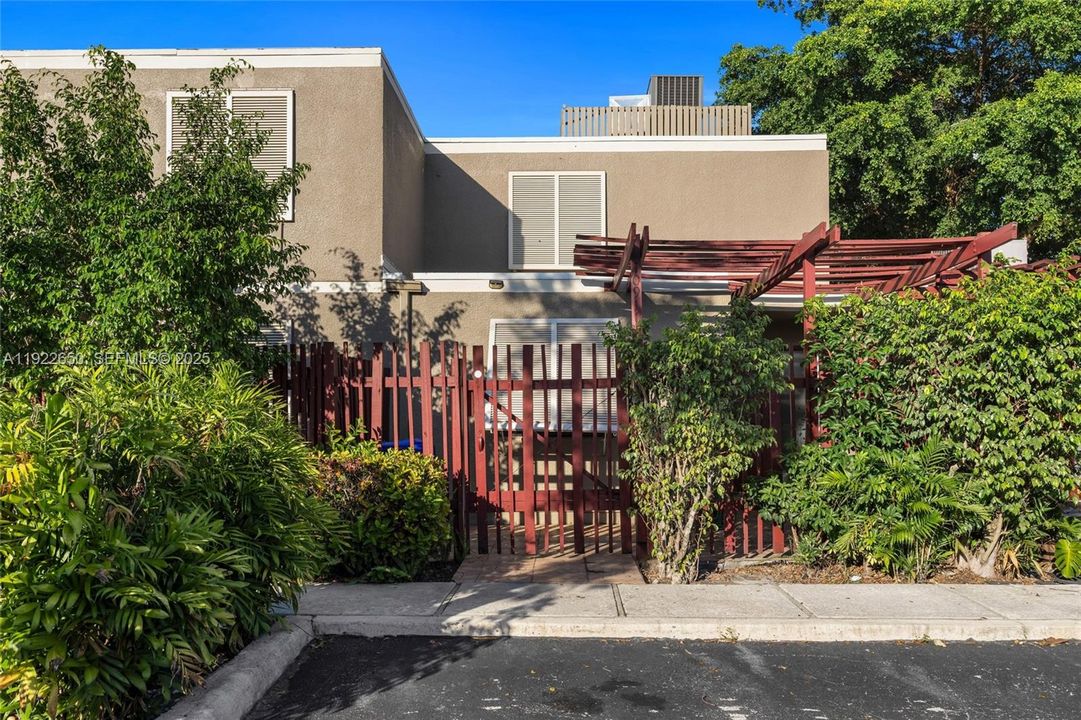 待售: $399,000 (2 贝兹, 2 浴室, 1318 平方英尺)