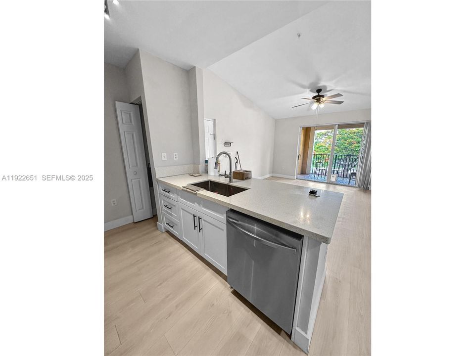 出租: $2,400 (2 贝兹, 1 浴室, 850 平方英尺)