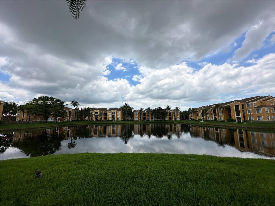 出租: $2,400 (2 贝兹, 1 浴室, 850 平方英尺)