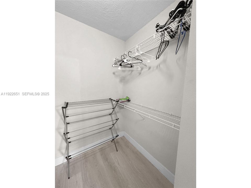 出租: $2,400 (2 贝兹, 1 浴室, 850 平方英尺)