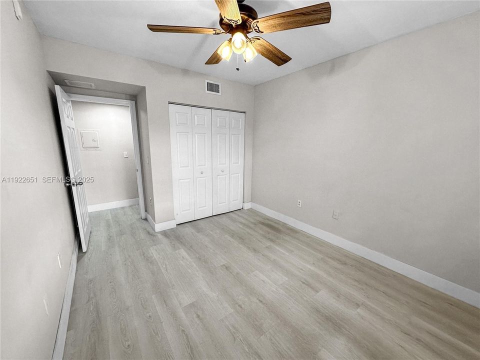 出租: $2,400 (2 贝兹, 1 浴室, 850 平方英尺)