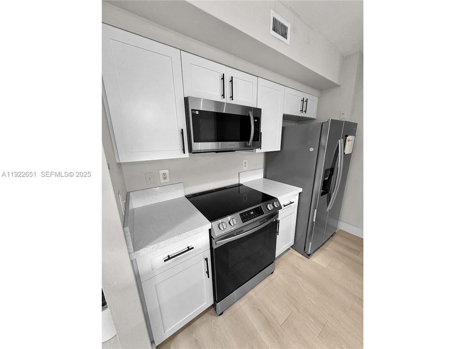 出租: $2,400 (2 贝兹, 1 浴室, 850 平方英尺)