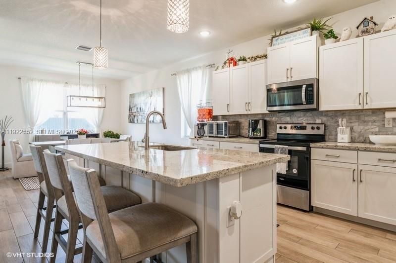 For Sale: $949,999 (4 beds, 3 baths, 2551 Square Feet)