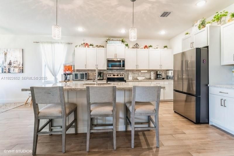 For Sale: $949,999 (4 beds, 3 baths, 2551 Square Feet)