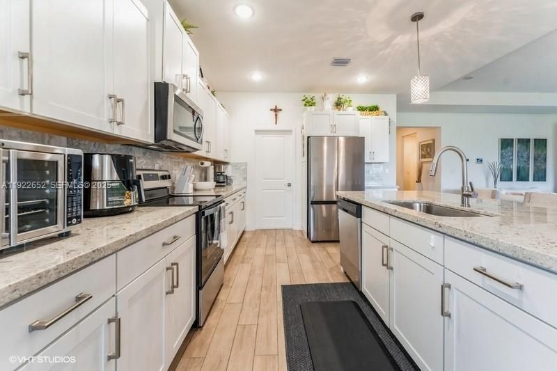 For Sale: $949,999 (4 beds, 3 baths, 2551 Square Feet)