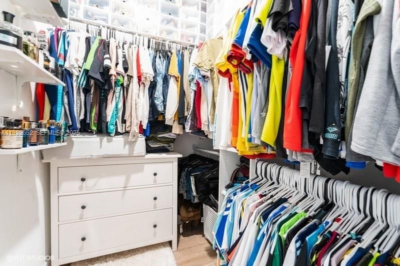 For Sale: $949,999 (4 beds, 3 baths, 2551 Square Feet)