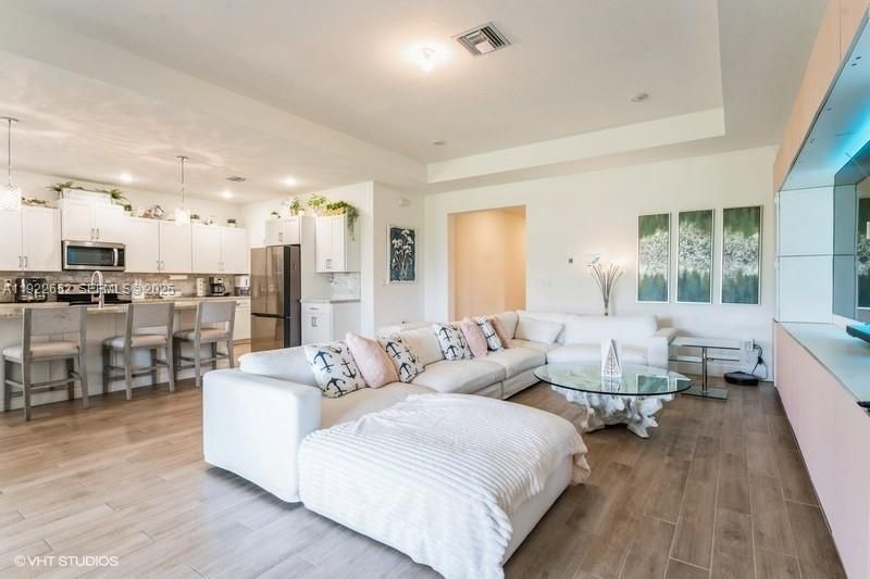 For Sale: $949,999 (4 beds, 3 baths, 2551 Square Feet)