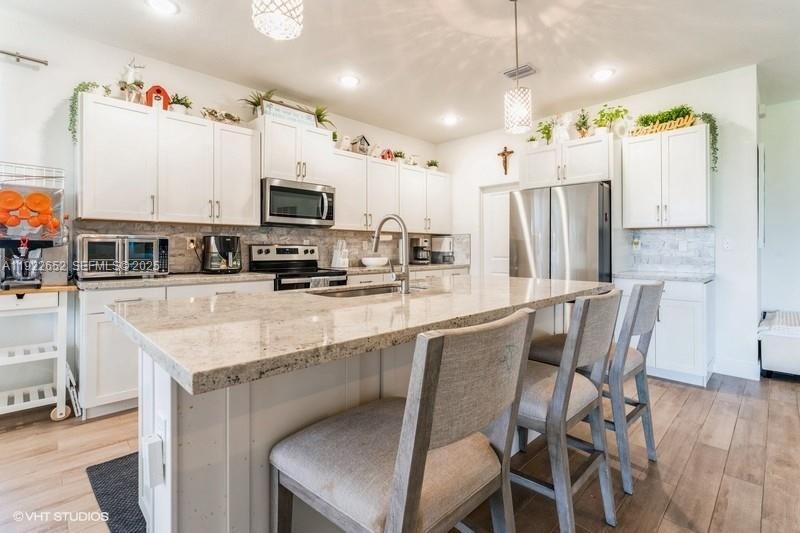 For Sale: $949,999 (4 beds, 3 baths, 2551 Square Feet)