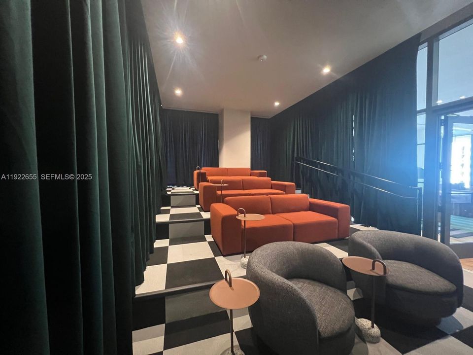 В аренду: $5,490 (2 спален, 2 ванн, 925 Квадратных фут)