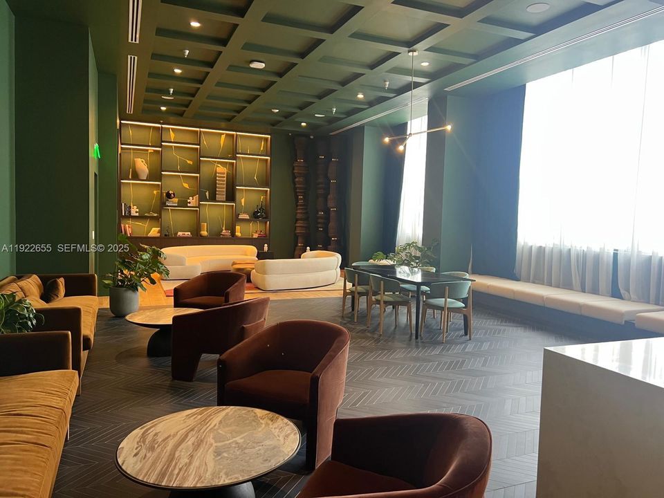 В аренду: $5,490 (2 спален, 2 ванн, 925 Квадратных фут)