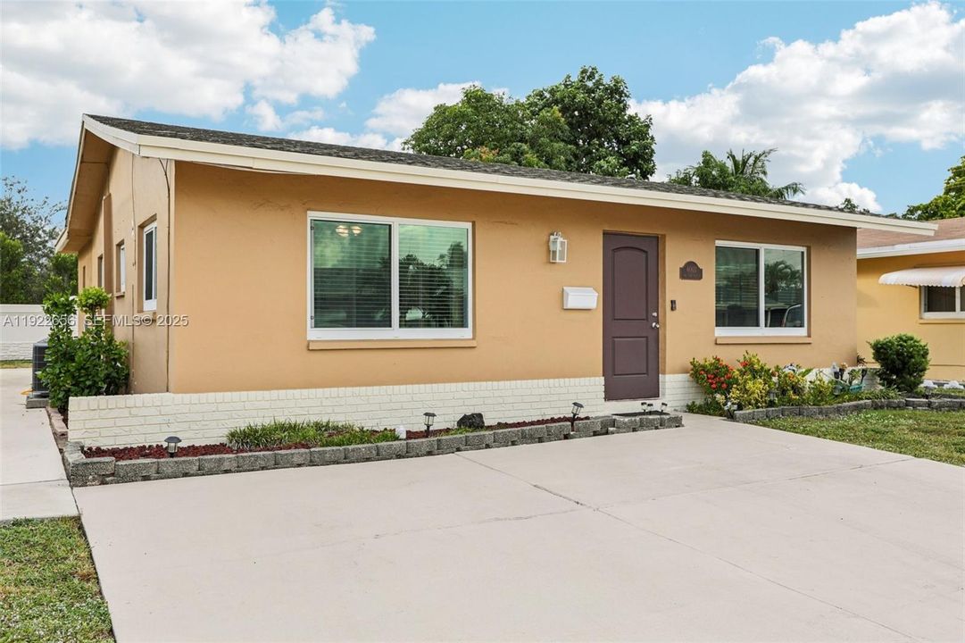 For Sale: $412,000 (2 beds, 2 baths, 1216 Square Feet)