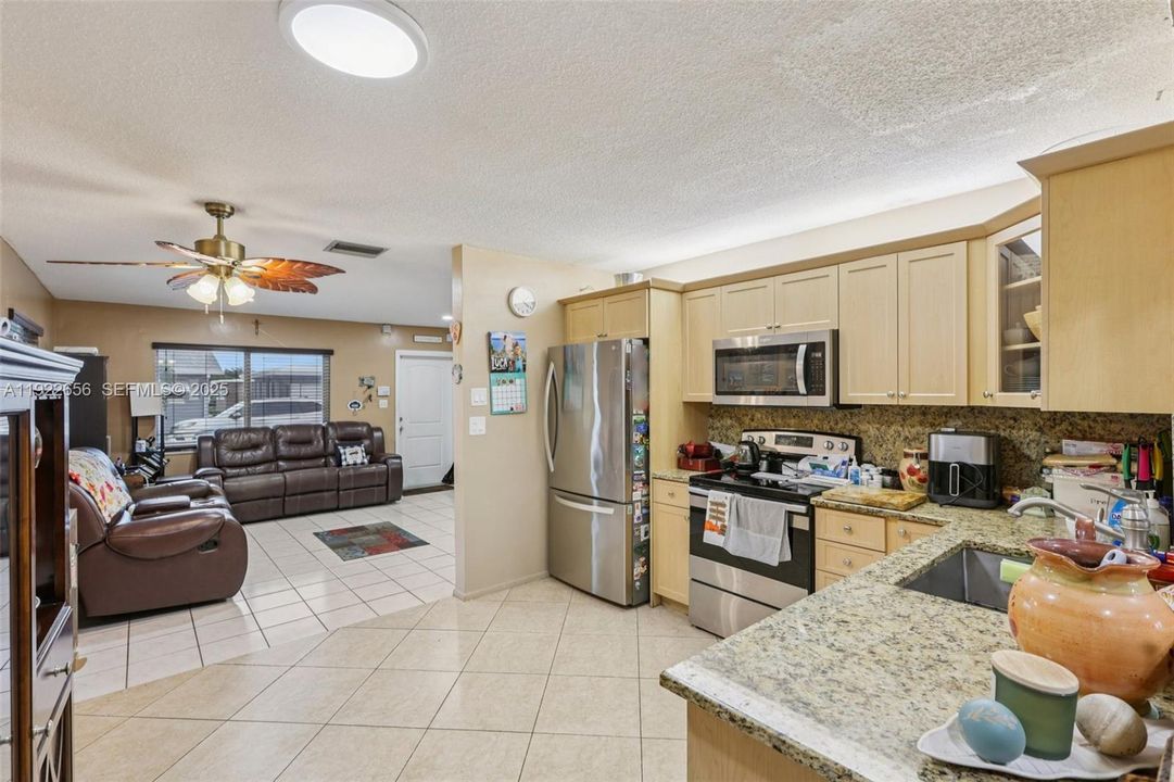 For Sale: $412,000 (2 beds, 2 baths, 1216 Square Feet)