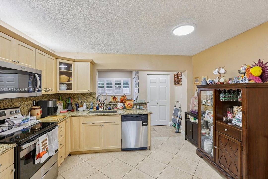 For Sale: $412,000 (2 beds, 2 baths, 1216 Square Feet)