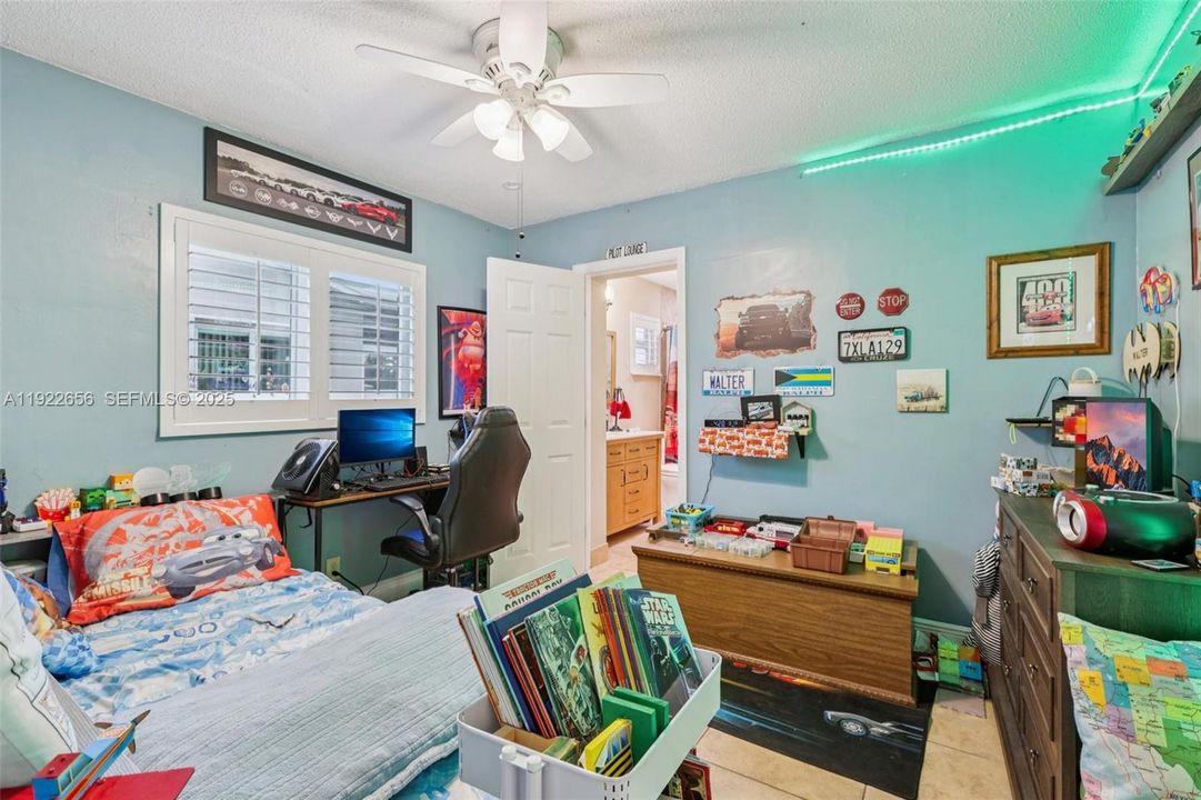 For Sale: $412,000 (2 beds, 2 baths, 1216 Square Feet)