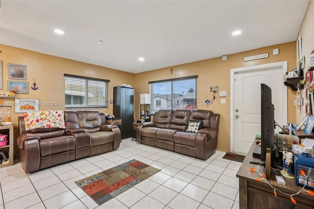 For Sale: $412,000 (2 beds, 2 baths, 1216 Square Feet)