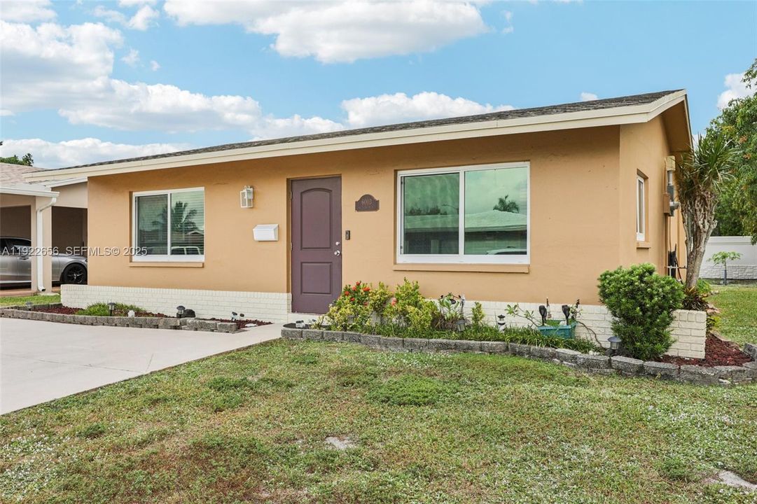 For Sale: $412,000 (2 beds, 2 baths, 1216 Square Feet)