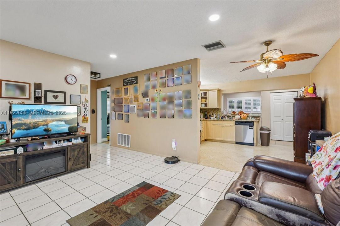 For Sale: $412,000 (2 beds, 2 baths, 1216 Square Feet)