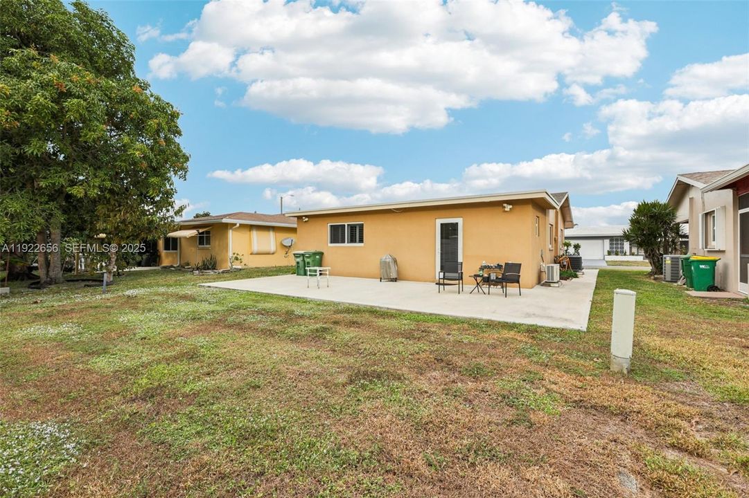 For Sale: $412,000 (2 beds, 2 baths, 1216 Square Feet)