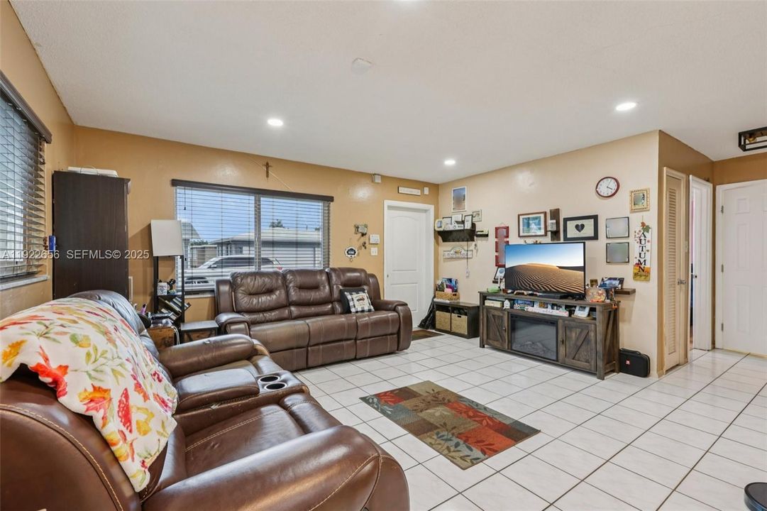 For Sale: $412,000 (2 beds, 2 baths, 1216 Square Feet)