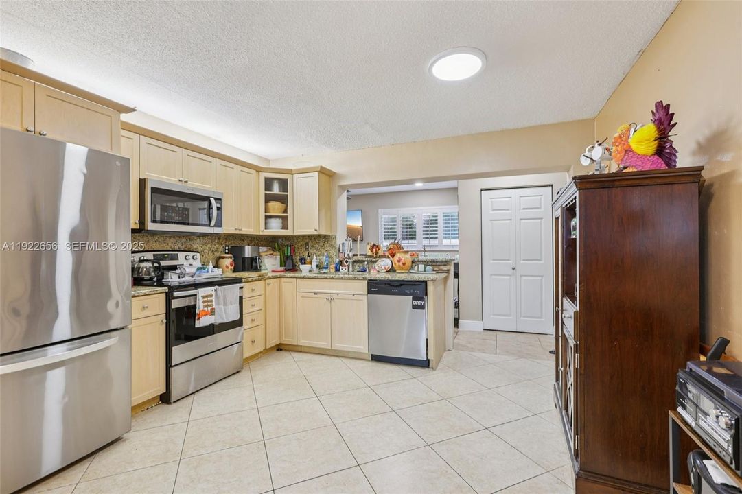 For Sale: $412,000 (2 beds, 2 baths, 1216 Square Feet)