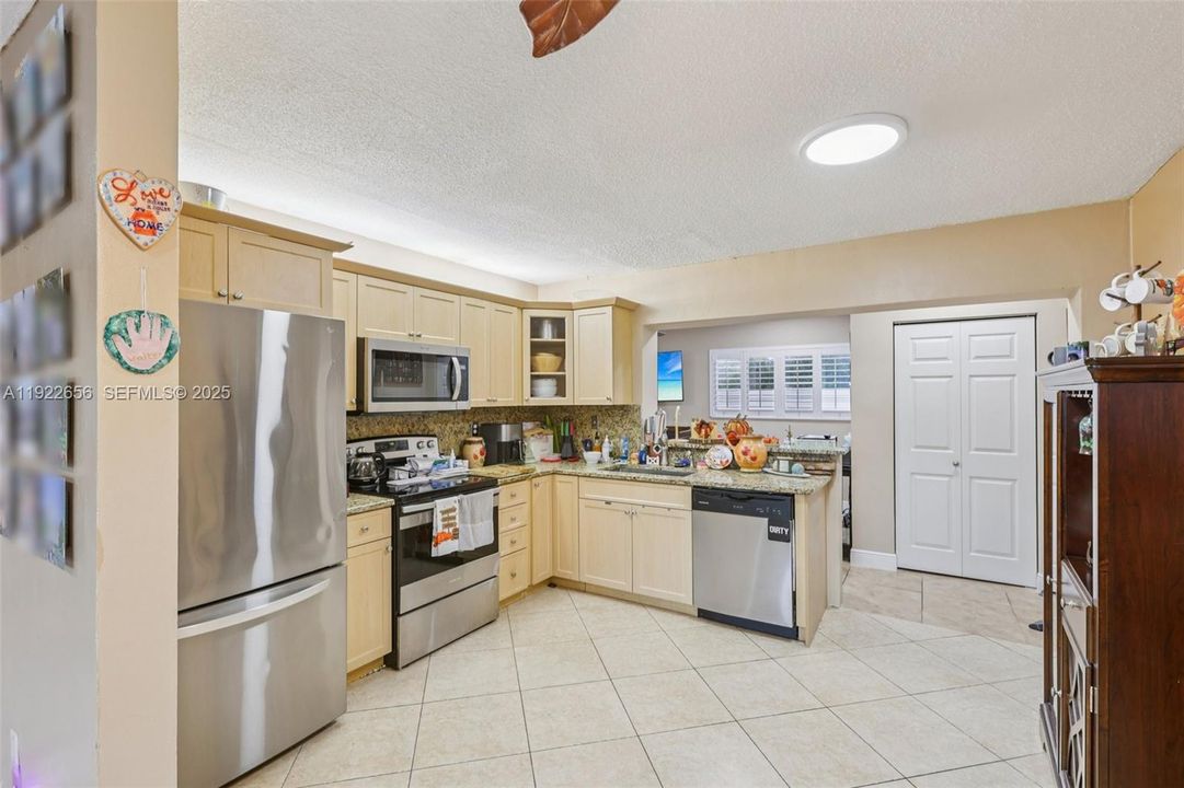 For Sale: $412,000 (2 beds, 2 baths, 1216 Square Feet)