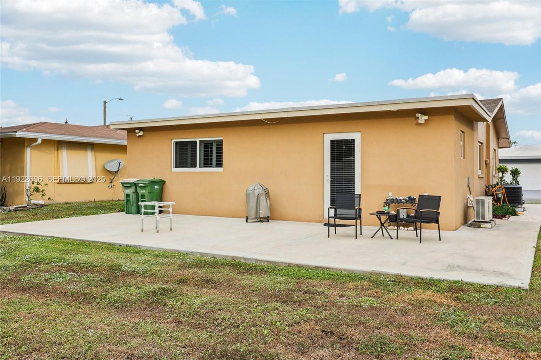 For Sale: $412,000 (2 beds, 2 baths, 1216 Square Feet)