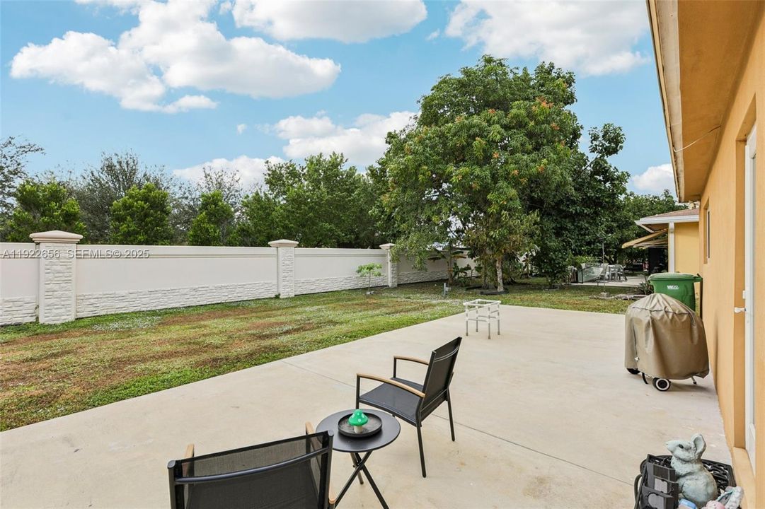 For Sale: $412,000 (2 beds, 2 baths, 1216 Square Feet)