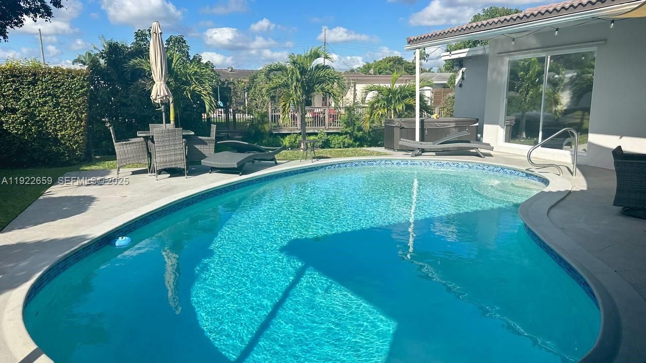 For Rent: $4,200 (3 beds, 2 baths, 1366 Square Feet)