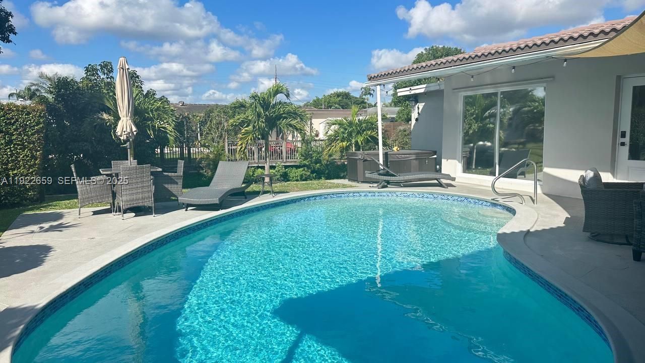 For Rent: $4,200 (3 beds, 2 baths, 1366 Square Feet)