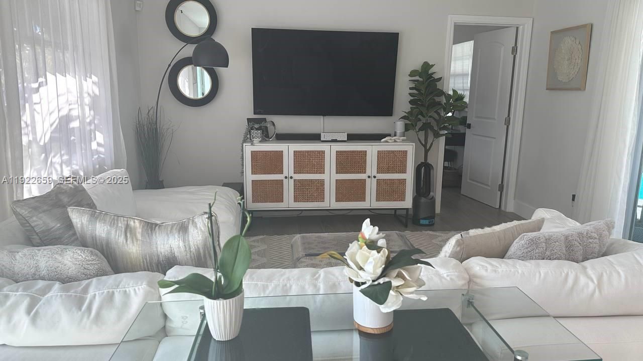 For Rent: $4,200 (3 beds, 2 baths, 1366 Square Feet)