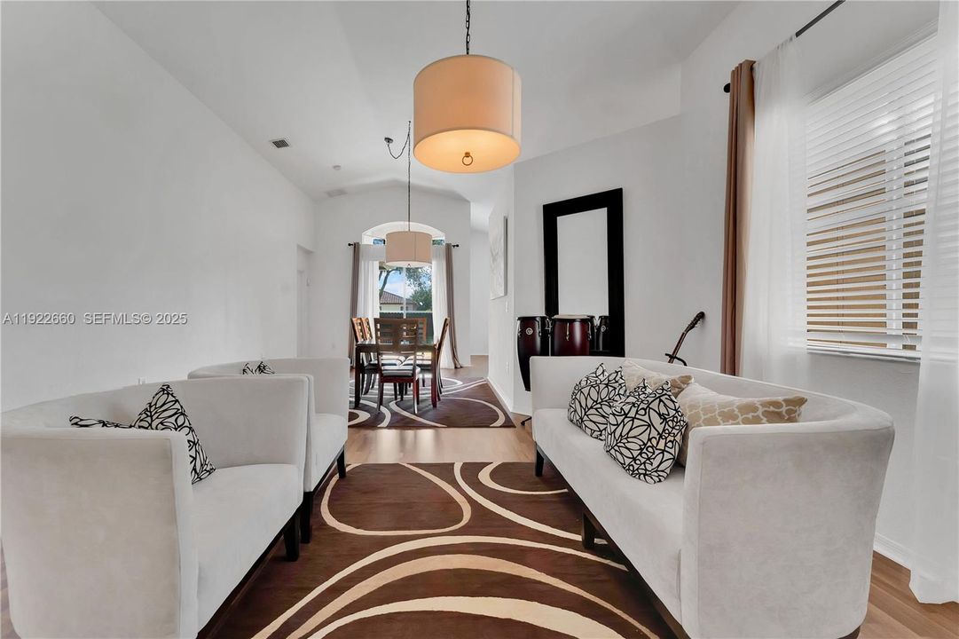 En Venta: $525,000 (3 camas, 2 baños, 1759 Pies cuadrados)