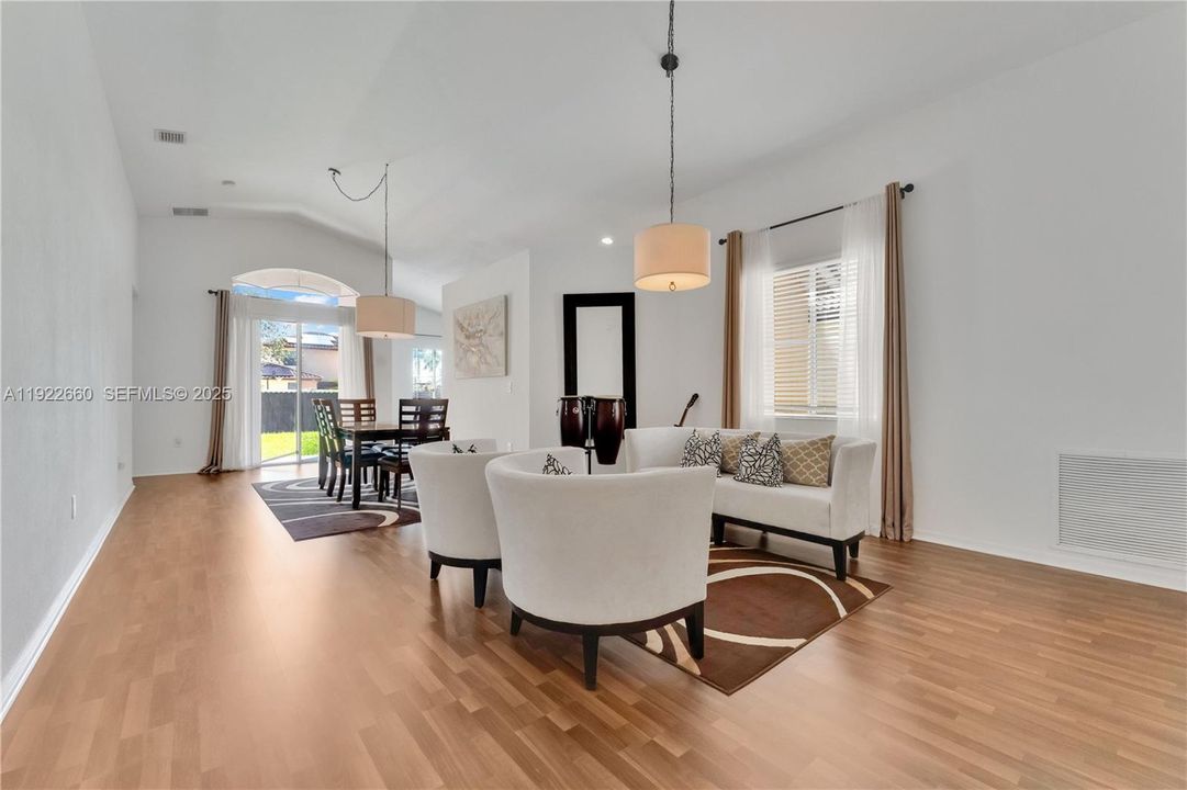 En Venta: $525,000 (3 camas, 2 baños, 1759 Pies cuadrados)