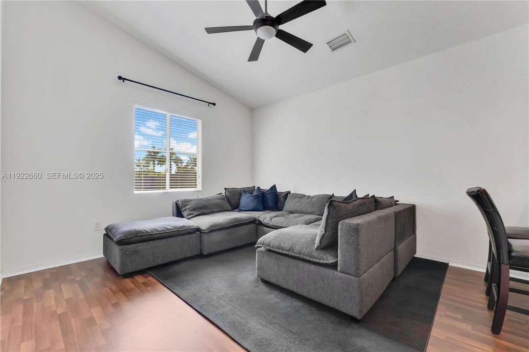 En Venta: $525,000 (3 camas, 2 baños, 1759 Pies cuadrados)