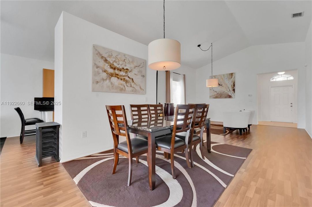 En Venta: $525,000 (3 camas, 2 baños, 1759 Pies cuadrados)