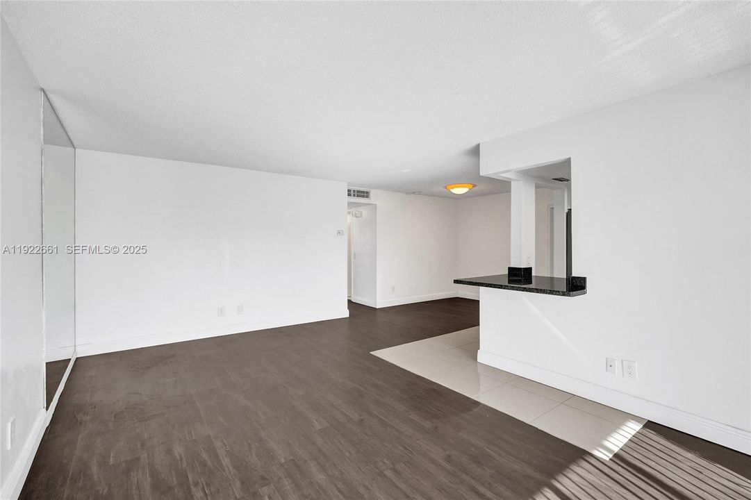 待售: $239,000 (2 贝兹, 2 浴室, 856 平方英尺)