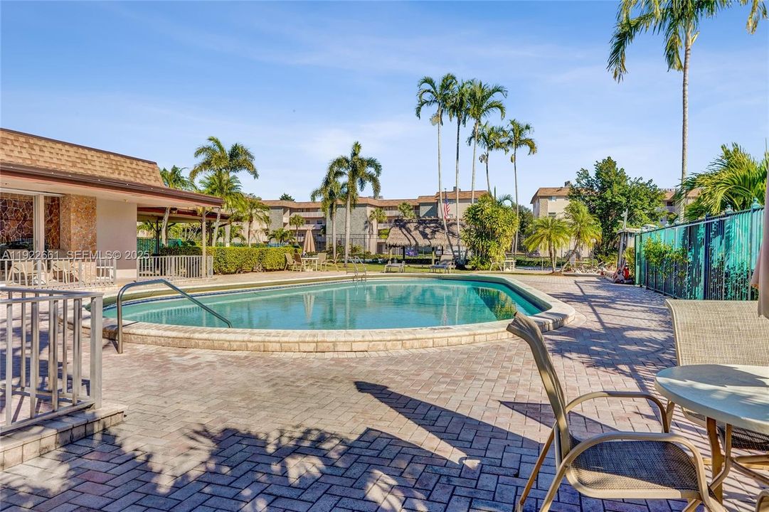 待售: $239,000 (2 贝兹, 2 浴室, 856 平方英尺)