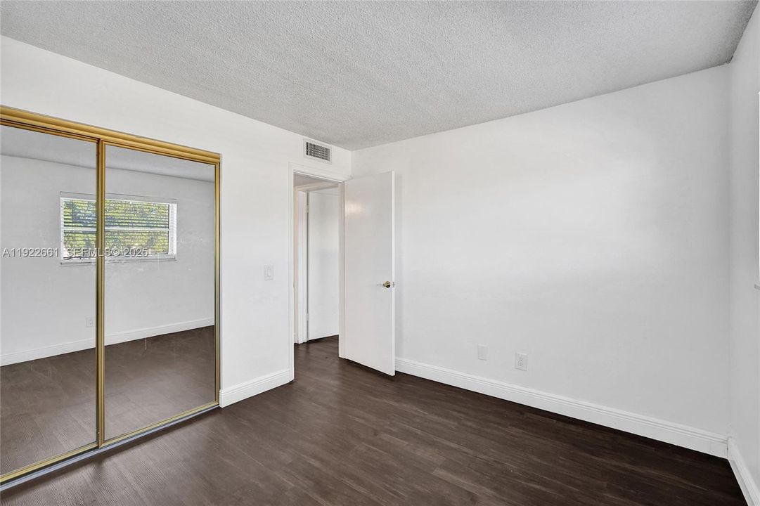 待售: $239,000 (2 贝兹, 2 浴室, 856 平方英尺)