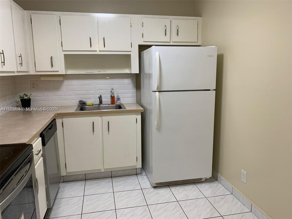 待售: $199,000 (1 贝兹, 1 浴室, 828 平方英尺)