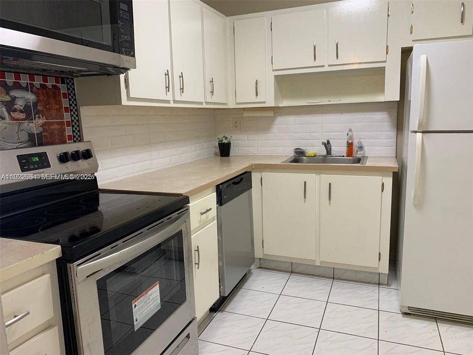 待售: $199,000 (1 贝兹, 1 浴室, 828 平方英尺)