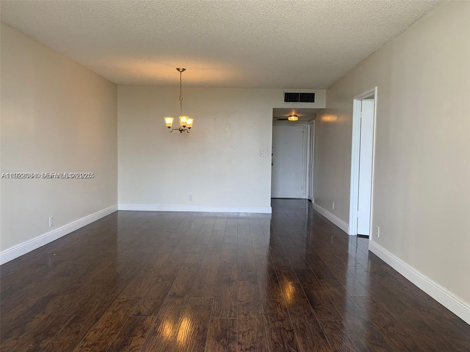 待售: $199,000 (1 贝兹, 1 浴室, 828 平方英尺)