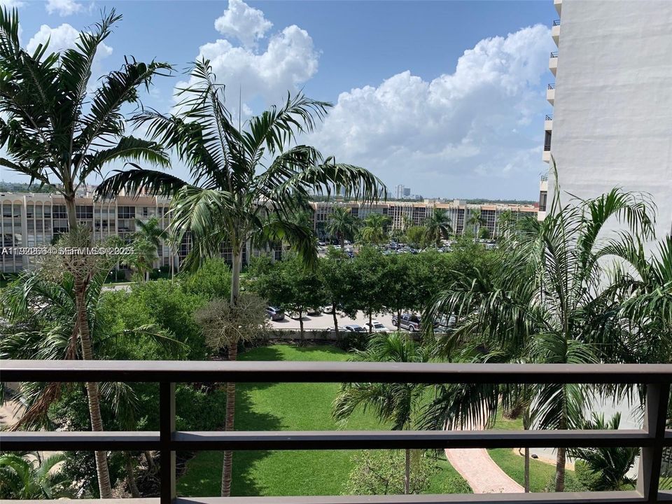 待售: $199,000 (1 贝兹, 1 浴室, 828 平方英尺)